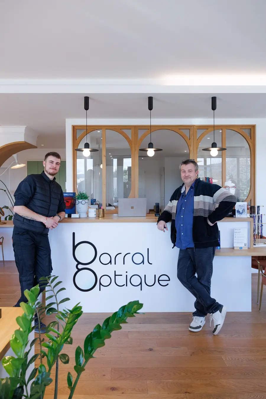 L'équipe ADMIRS devant le comptoir du magasin Barral Optique.