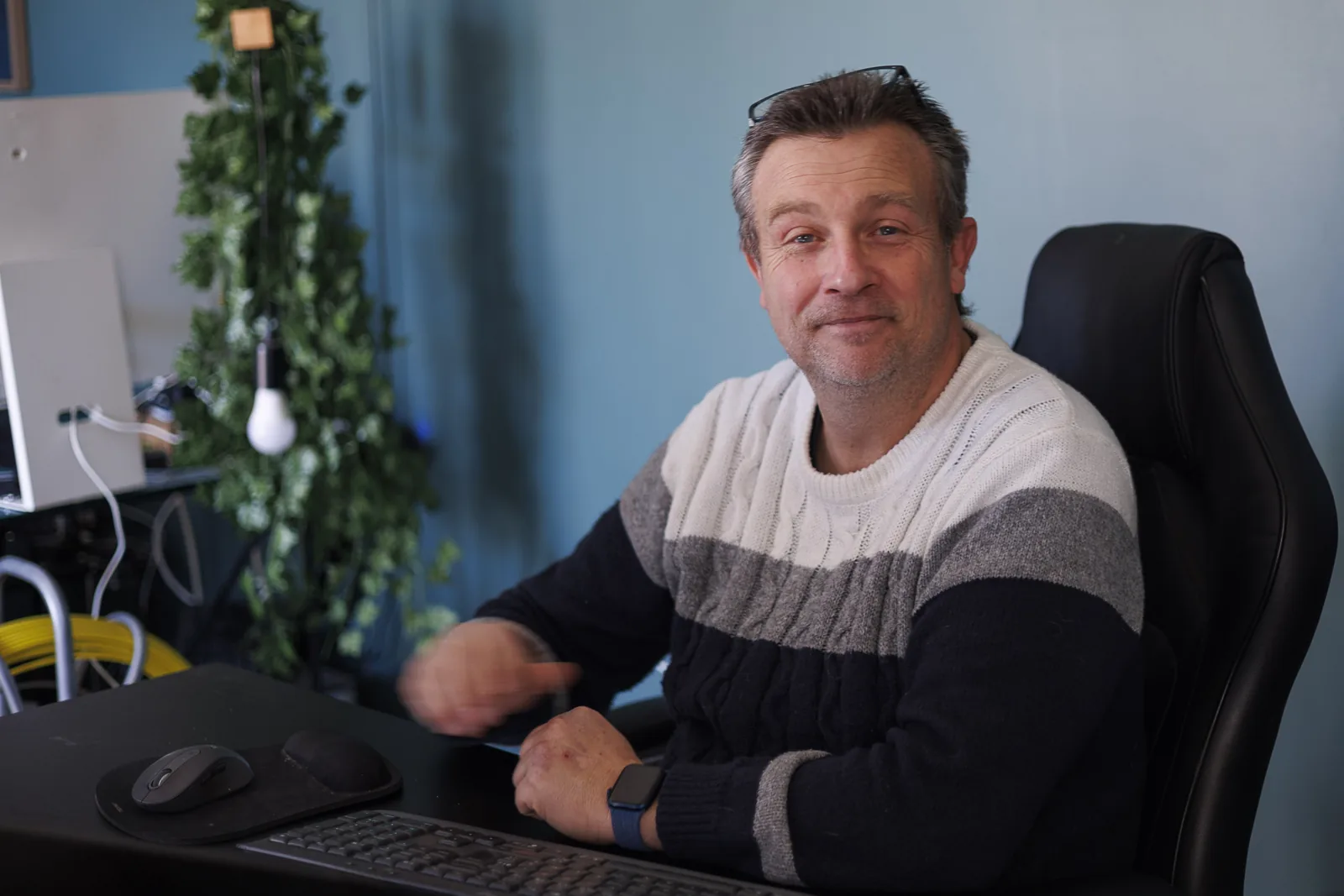 Technicien ADMIRS installé à son poste de travail.