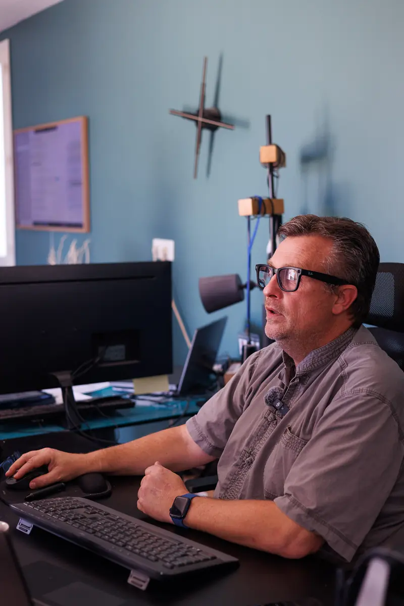 Technicien ADMIRS travaillant sur un poste de supervision informatique.