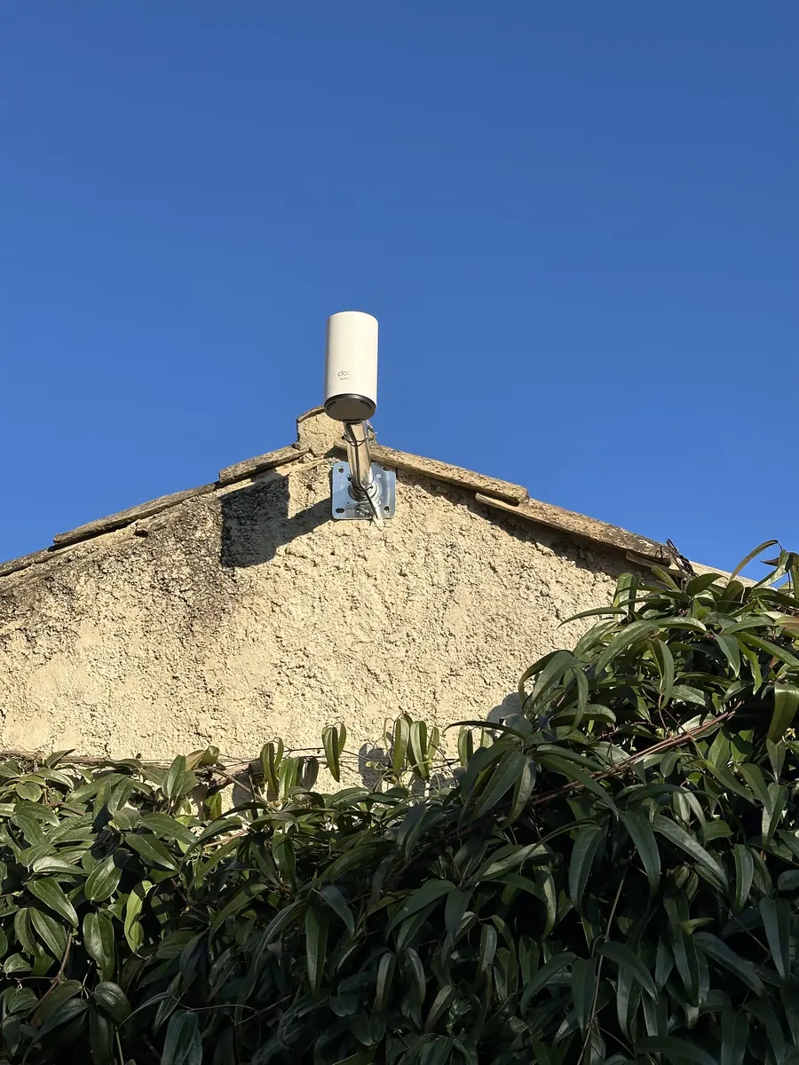Point d'accès Wi-Fi extérieur installé sur la façade d'un bâtiment.